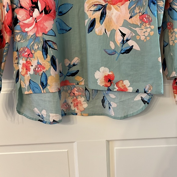 Beautiful Floral Blouse with ties at the wrist - Picture 5 of 8